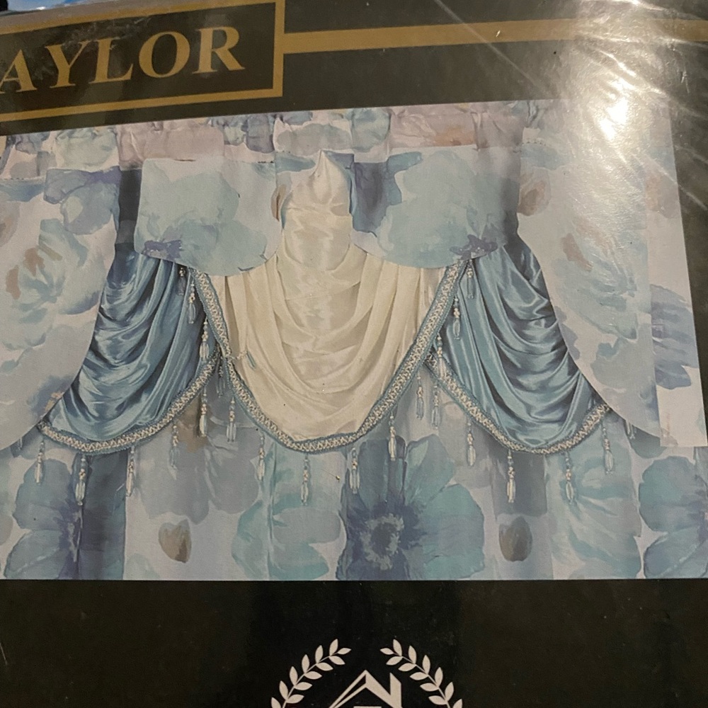 Brad Taylor  2pc of 54x84 color blue and white